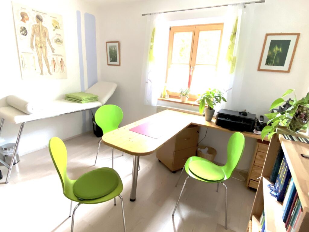 Behandlungszimmer der Naturheilpraxis Angelika Mitter in Amerang (Lkr. Rosenheim)